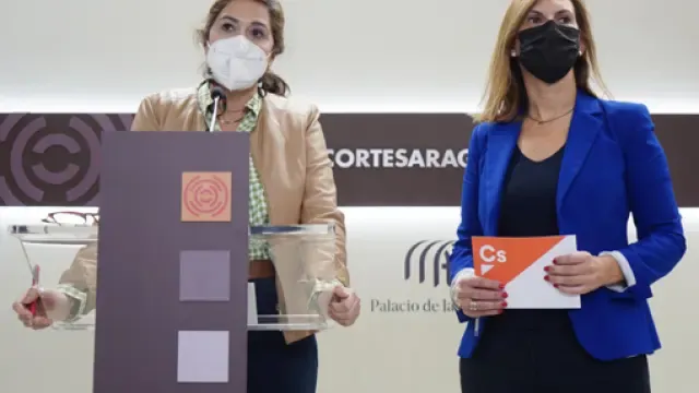 La portavoz de Sanidad de Ciudadanos, Susana Gaspar, y la portavoz de Industria de Cs, Jara Bernués.