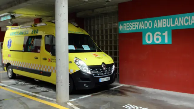 fFoto de archivo de una ambulancia en el Centro de Salud de Pirineos, en Huesca ciudad.