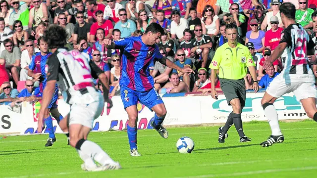 Roberto, en el primer partido del Huesca en Segunda, ante el Castellón en El Alcoraz.