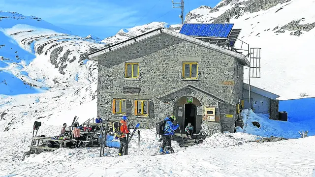 Usuarios en el acceso al Refugio de Góriz durante este invierno.