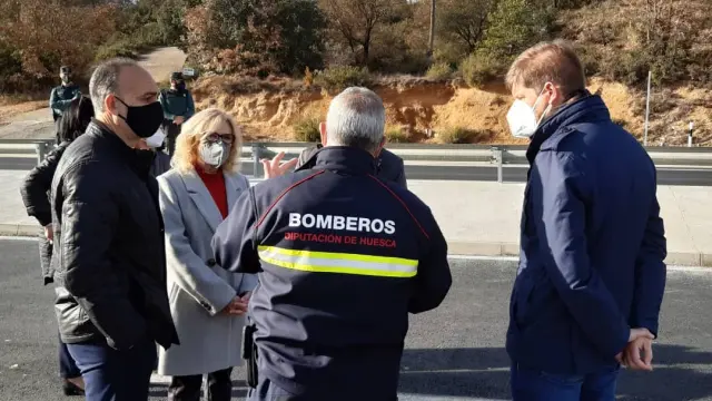 El alcalde de Benabarre, la subdelegada del Gobierno en  Huesca y el presidente de la Ribagorza (derecha).
