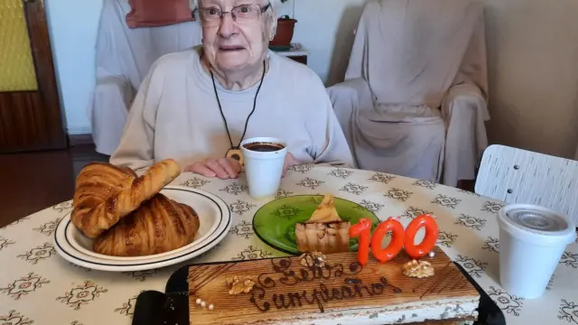 Consuelo Casales Mayada ante la tarde de su 100 cumpleaños.