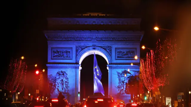 La bandera de la UE ha tenido que ser retirada de debajo del Arco de Triunfo de París.