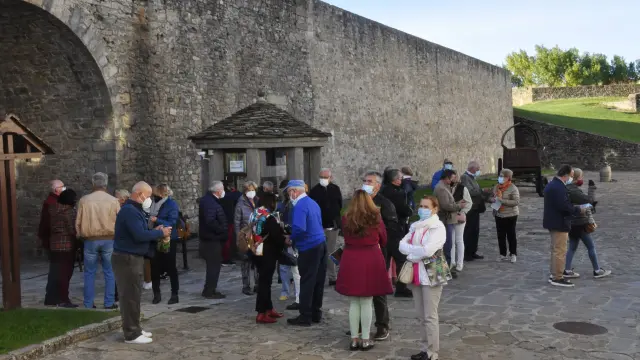 Un grupo de personas, en la entrada a la Ciudadela de Jaca, durante una visita guiada este pasado otoño.