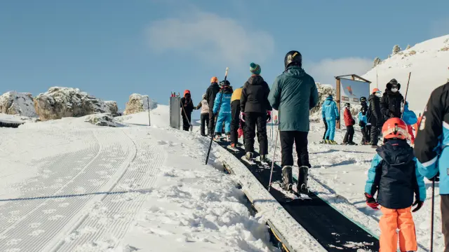 Esquiadores en la jornada de ayer en la estación de esquí de Candanchú.