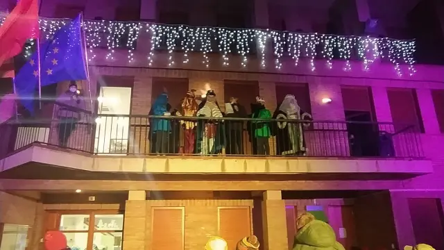 Melchor, Gaspar y Baltasar se dirigieron a los niños de Lanaja desde el balcón del Ayuntamiento.