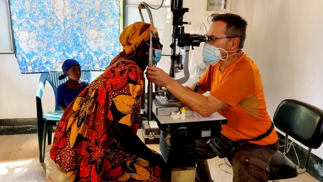 Enrique Ripoll, oftalmólogo oscense, realiza una revisión ocular a una paciente en el Chad.