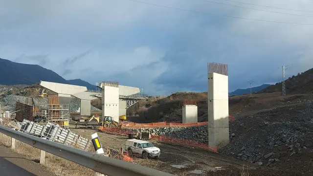 Viaducto en construcción a la altura de la rotonda de Sardas en la A-23.