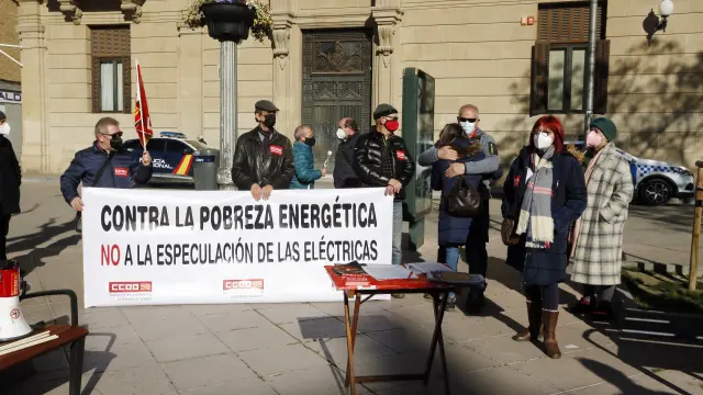 Imagen de la concentración celebrada este viernes en la plaza de Navarra de la capital oscense.