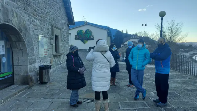 Un grupo de vecinos de Biescas y comarca esperan para comprar su abono de la Muestra.