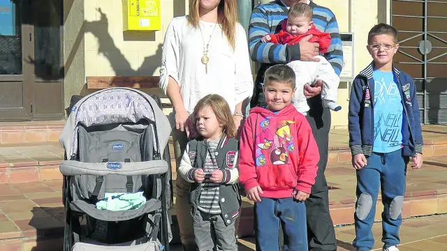 La familia con cuatro hijos cuando llegaron hace cinco años a Salas Altas.