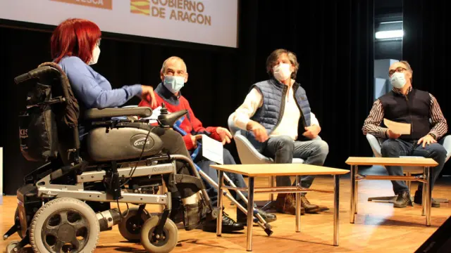 Carlos López Otín con Concha Lisa, Nacho Olivar y David Pérez en el Palacio de Congresos de Huesca.