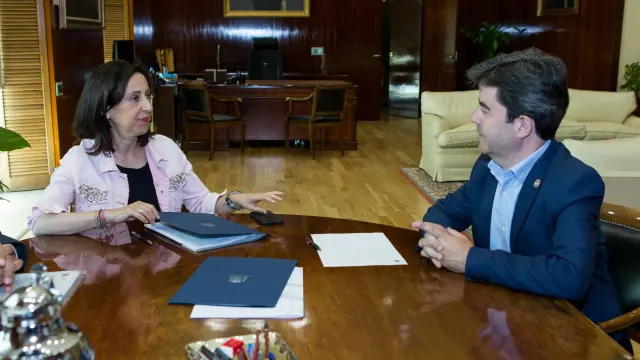 La Ministra de Defensa, Margarita Robles, con el alcalde de Huesca, Luis Felipe.