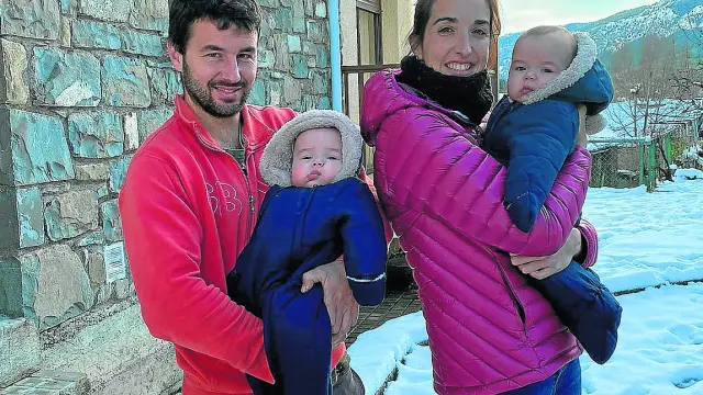 Fernando Coarasa y Marta Lera con sus gemelos Mateo y Lucas.