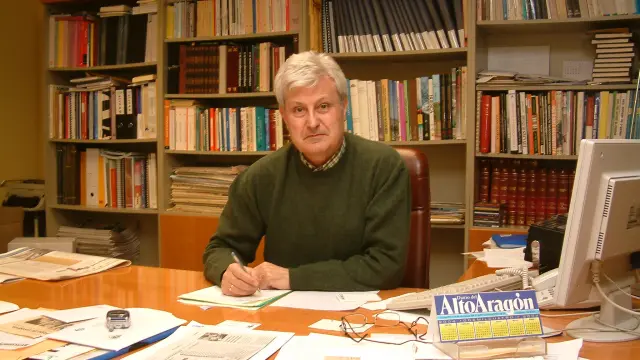 Antonio Angulo en su despacho durante su etapa como director.