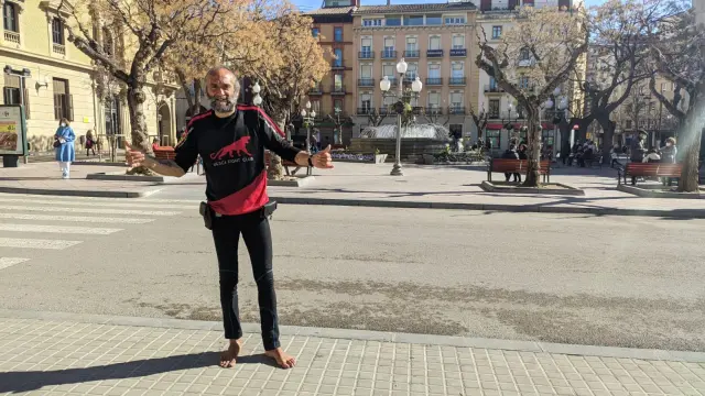 David Martínez Monzón durante su recorrido de este viernes en la plaza de Navarra de Huesca