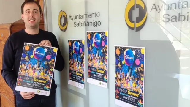 El concejal de festejos del Ayuntamiento de Sabiñánigo, Rubén lafragüeta, con el cartel del evento.