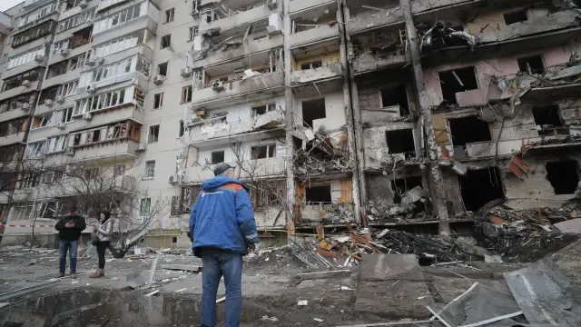 Efectos de los ataques en un área residencial de Kiev.