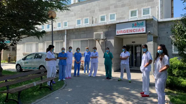Personal del Centro de Salud de Sabiñánigo en el exterior del mismo en una protesta conta las agresiones a profesionales.