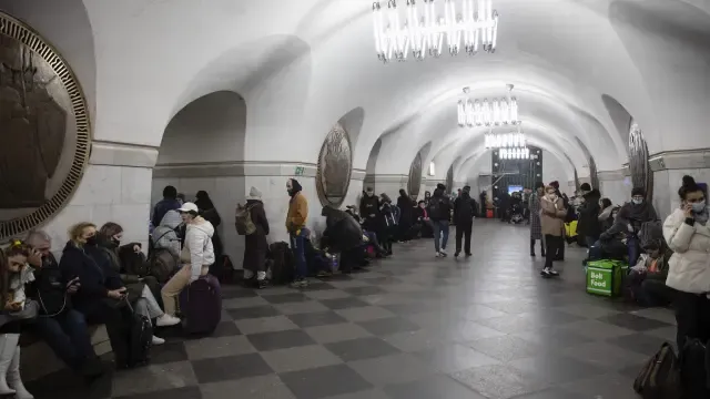 Los ucranianos buscan refugio en el metro de Kiev.