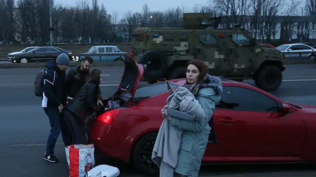 Una familia intenta huir de Kiev.