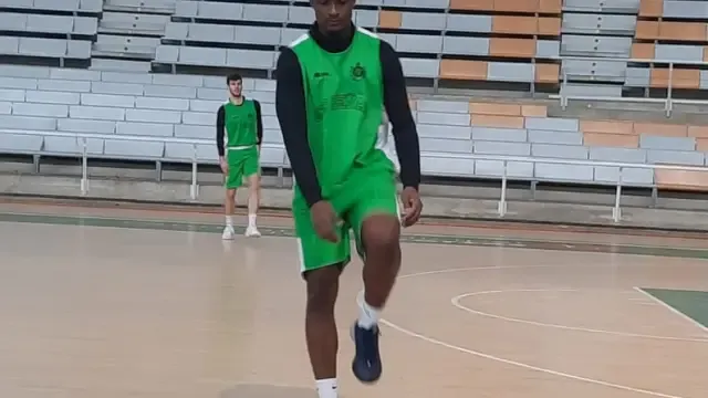 Abdul Dial en uno de sus primeros entrenamientos con el Levitec Huesca La Magia.