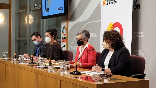 Ángel Gabarda, Ana Montagud, Isabel Arbués y Amparo Roig este martes durante la presentación.