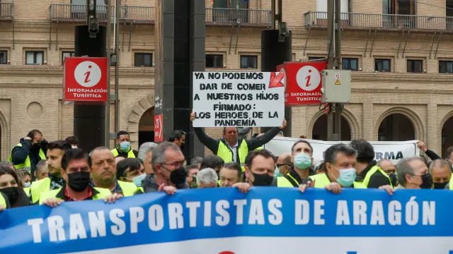 Participantes en la concentración de protesta de Tradime ayer en Zaragoza por el incremento del precio de los carburantes.