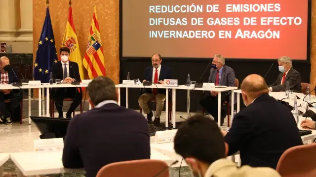 El presidente del Gobierno de Aragón, Javier Lambán, preside el foro de emisiones difusas.