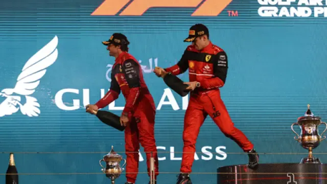Sainz y Leclerc celebran su éxito en el podio de Barein.