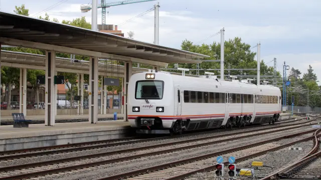 Llegada del Canfranero a la estación intermodal de Huesca.
