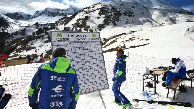 Campeonato de profesores de esquí en Formigal.