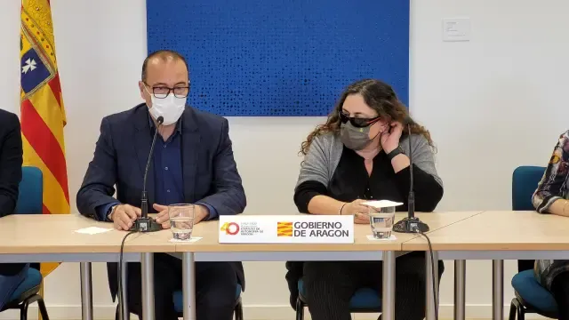 El consejero de Educación, Cultura y Deporte del Gobierno de Aragón, Felipe Faci, y la directora ejecutiva de la Dirección de Educación, Empleo y Braille de la Organización Nacional de Ciegos Españoles (ONCE), Ana Isabel Ruiz.