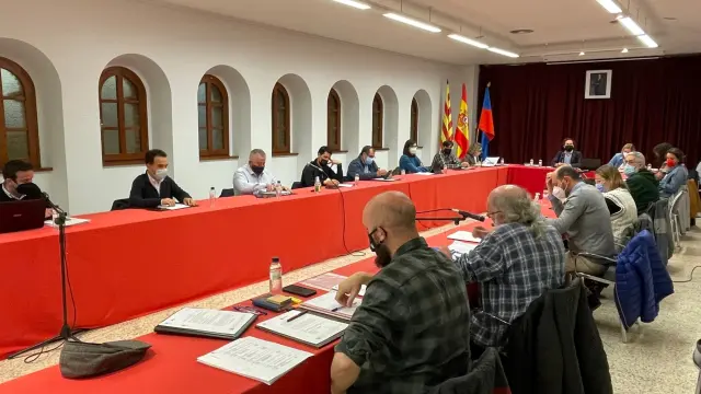 Un momento del pleno del Ayuntamiento de Monzón.