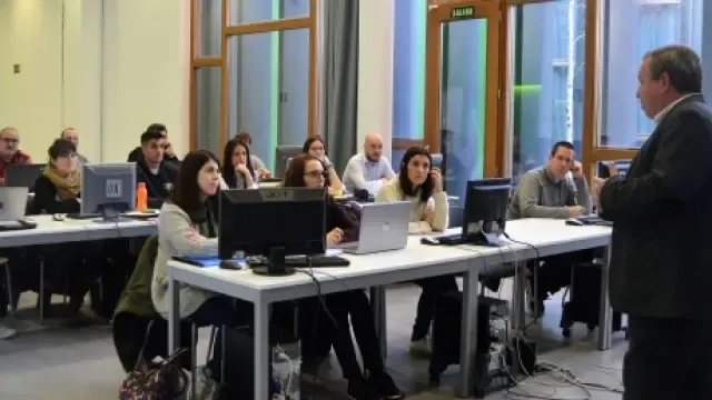 José Félix Muñoz impartiendo la primera edición del curso de Protección de Datos en Huesca.