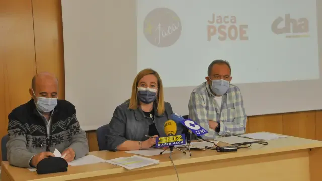 Carlos Reyes, Olvido Moratinos y Javier Acín, en el salón de actos de la Casa de la Cultura de Jaca.