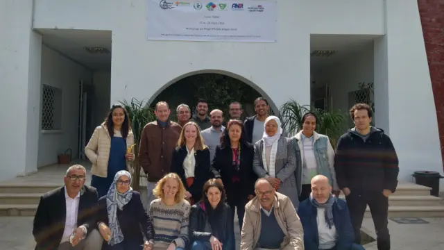 Investigadores de varios países que participan en el proyecto Adapt-Herd en su presentación en Túnez.