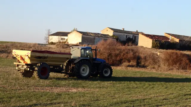 Un tractor faenando en un campo de Almudévar el pasado mes de febrero.