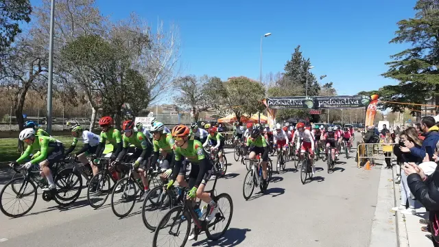Los ciclistas, nada más tomar la salida en Huesca