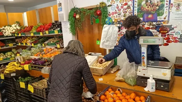 Establecimiento Frutas y Verduras Assia, en la ciudad de Huesca.