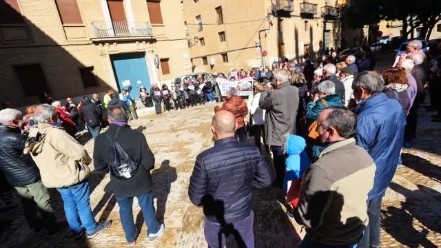 Concentración frente al Obispado de Huesca en la mañana de este domingo.
