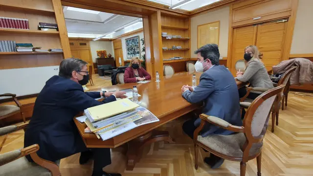 Luis Felipe, alcalde de Huesca, en la reunión mantenida con Arturo Aliaga, para hablar de la empresa Raven.