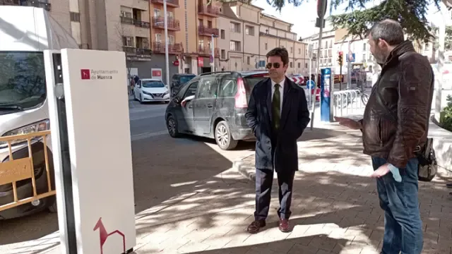 Luis Felipe junto a uno de los puntos de carga en el Paseo Ramón y Cajal de Huesca este miércoles