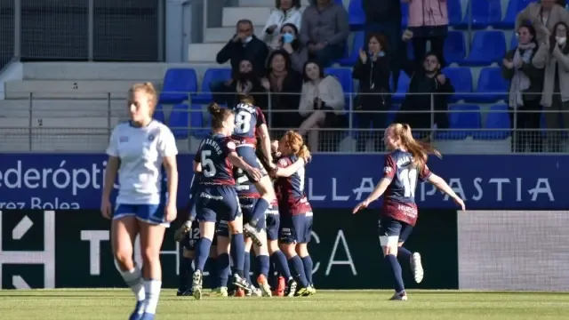 Las jugadoras del Huesca celebran el gol de Akane.
