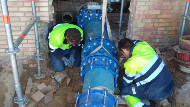 Trabajos que acaban de acometer las brigadas municipales para renovar la salida de agua de las balsas de Loporzano.