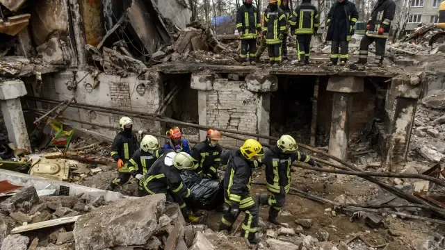 Los bomberos trasladan un cuerpo hallado entre los escombros. UKRAINE RUSSIA CONFLICT