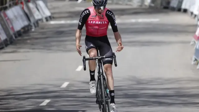 El ciclista jaqués celebra la victoria en la meta de Eibar este domingo.