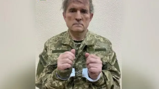 El político prorruso Víctor Medvedchuk, esposado, en una imagen difundida por las autoridades ucranianas.