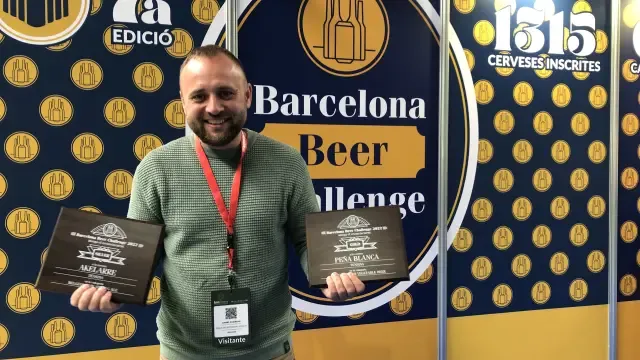 Daniel Chiorean con los dos premios logrados en la séptima edición del Barcelona Beer Challenge 2022.
