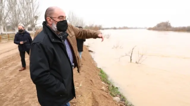 Lambán, recorriendo las zonas inundadas en Burgo de Ebro tras las últimas inundaciones